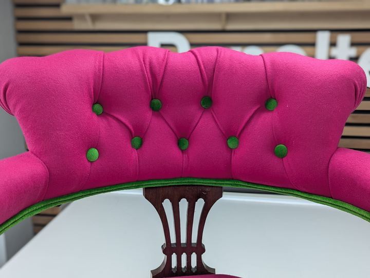Deep-buttoned back with lime-green buttons